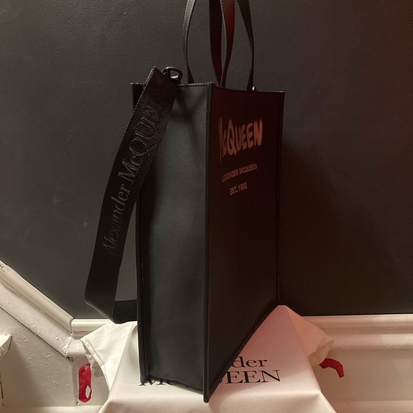 ALEXANDER McQUEEN Graffiti Edge Tote in Black/Off White - Picture 11 of 11